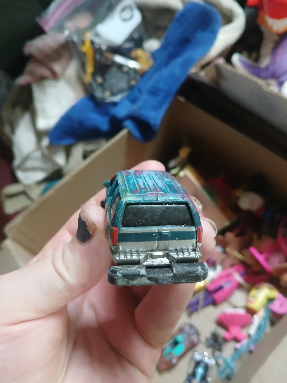 1997 Chevy Tahoe die-cast model, Matchbox in a 1:64 Missing Tires Painted